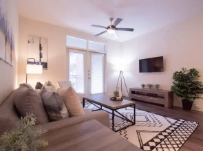 Revive Tanglewood Stunning 2BR in Uptown Houston