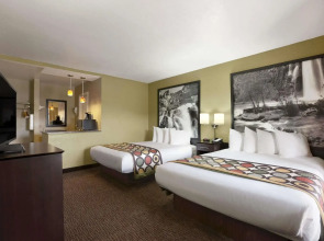 Super 8 Conference Center Nau Downtown