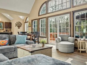 Waterfront Priv Dock, Hot Tub, Game Room Lakeview Sunset Heaven by Avantstay