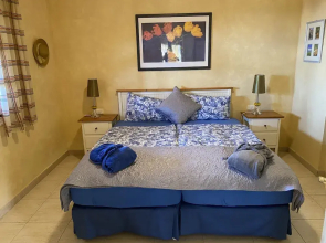 Cottage With 2 Bedrooms2 Bathrooms, Heated Solar Pool, Sauna, Jacuzzi, Garden