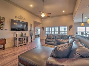 Branson Group Getaway: 2 Mi to Silver Dollar City!