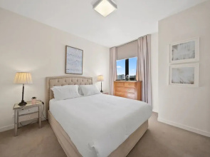 Elegant 2-bed With Pool, Alfresco Dining & Balcony