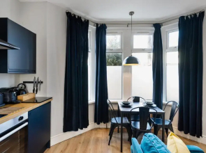 Stylish modern apartment near the city centre with nearby off-road parking