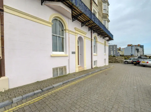 Bright, Spacious Apartment in Tenby, Looking out Onto Castle Beach
