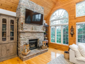 Vantage Point~Lovely 4 bed, 2.5 bath with fabulous views of Lake of Bays!