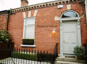 Cosy Home; Sleeps 10/11. City 15 minutes’ walk