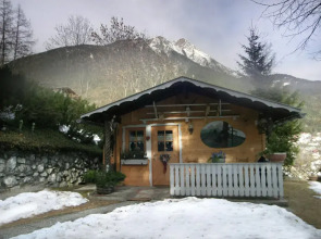 Cozy Chalet in Karrösten near Forest