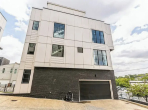 Chic Townhome for 10 W/rooftop