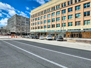 Walk to UNL Campus: Dtwn Lincoln Loft Apt!