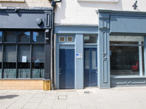 Superb 2 Bedroom Family Apartment King Size bed Ensuite Shower and Toiletries in Central Lincoln