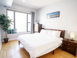 River North 3BR/2BA: HUGE, Parking, Center Chicago