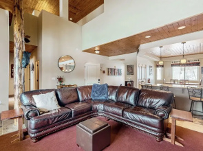 4BR w/ Jetted Tub, Foosball, Walk to Slopes