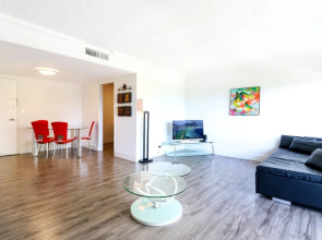 Bayshore Chic Apartment with Marina View