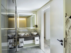 Th8 Palm Dubai Beach Resort, Vignette Collection, by IHG