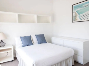 Stylish Executive Apartment With Balcony