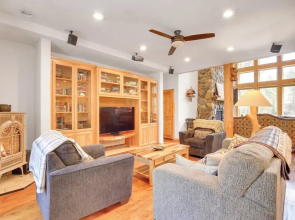 Peaceful Rhododendron Cabin w/ Fire Pit & Hot Tub!