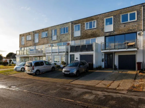 Beautifully Refurbished 4-bed Beachside Retreat
