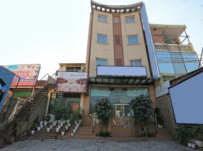 OYO 10965 Emblem Hotel