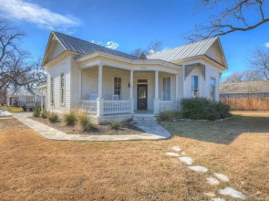 Gorgeous Home 1 Blk From Main With Hot Tub & Fire Pit!