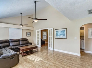 Beautifully Renovated 5 Bedroom with Guest House 5 Home by RedAwning
