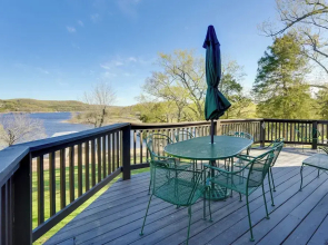 Relaxing Lakeview Retreat in Reeds Spring w/ Deck