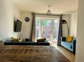 Central 4-bed House - Parking, Patio, Garden, Wifi