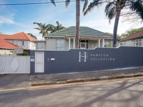 Hampton Collection - Charming 5 Sleeper Apartment with Pool