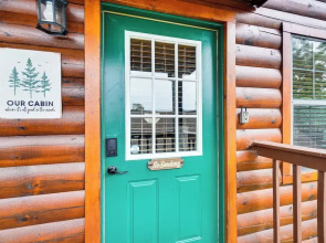Hot Tub & Game Room: Sevierville Family Cabin!