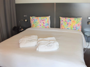 Sea Side by Zvieli Hotels