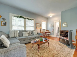 Charming Canyon Lake Cottage w/ Pool & BBQ Pit!