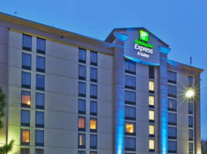 Holiday Inn Express & Suites Atlanta N-Perimeter Mall Area by IHG