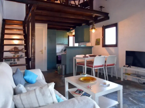 Family house with a swimming pool 5 minutes from Ioulida