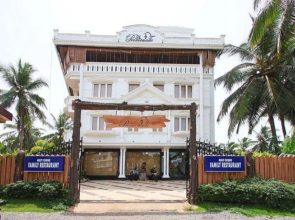 La Promenade Hotel