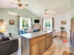 Close to Slopes: Lakeside Cottage in Pocono Mtns