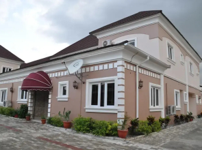 Auris Court Suites & Apartment