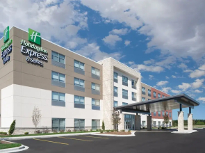 Holiday Inn Express & Suites Elkhorn - Lake Geneva Area, an IHG Hotel