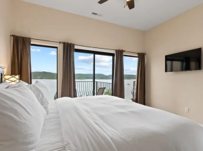 Deluxe 2 Bedroom Villa Lake View