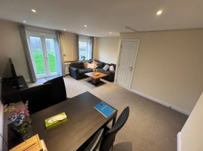 Sleeps8-familyfriendly-freeparking-30mintoheathrow