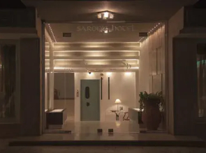 Saronis Hotel