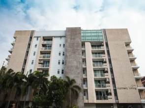 4C - 2 Bedroom Downtown Apartment With Shared Pool