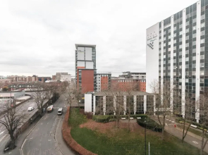 BEST PRICE! - HUGE 3 Bed 2 Bath City Centre Top Floor Apartment, Up to 10 guests - FREE SECURE PARKING - SMART TV - SINGLES OR KING SIZE BEDS