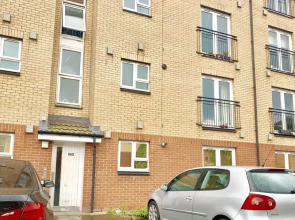 Dennistoun Apartment with Balcony