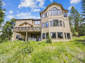 Mountain View Lodge 4 Bedroom Home by RedAwning