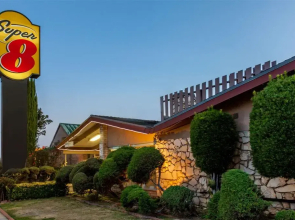 Super 8 by Wyndham Canoga Park
