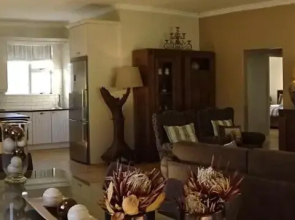 African Palm Cottage and Guesthouse