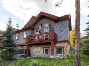 Ski-in/ski-out 3 Bedroom Townhome at Snowflake Lift With Private Hot Tub