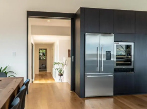 Farrant Drive - Sleeps 8 - Lake & Mountain Views - Modern & Stylish