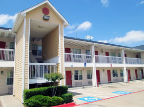 HomeTowne Studios By Red Roof Dallas - North Addison/ Tollway