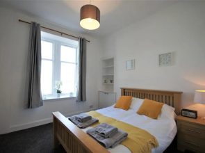 Bright and Cosy West End Apartment