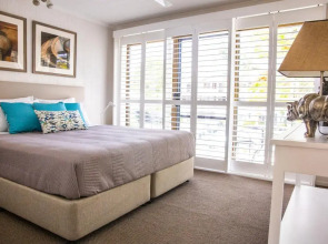 2 Bedroom Renovated Townhouse, Walk to Noosa River